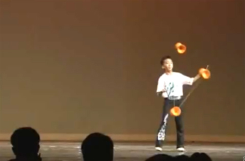 Cậu bé biểu diễn tung hứng siêu đẳng