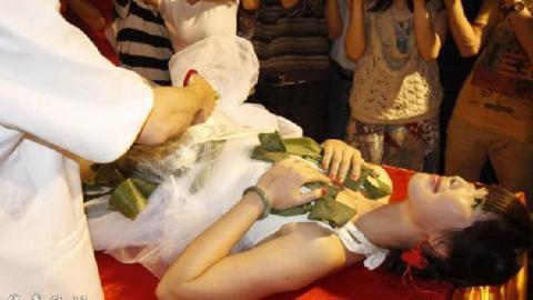 Dùng cơ thể thiếu nữ hâm bánh