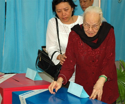 Bầu cử cùng phu nhân cố Tổng bí thư Nguyễn Văn Linh