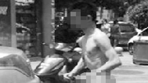 Khỏa thân ung dung chạy trên phố