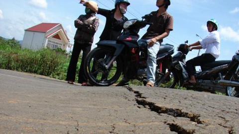 Bàng hoàng vết nứt lạ dịch chuyển cả khu phố