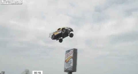 Clip Thót tim xem ôtô bay hơn 100 m