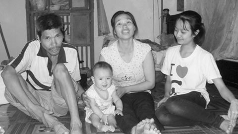 Cảm động chuyện tình một cô gái làng với người điên