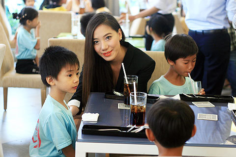 Hoa hậu, người đẹp rạng ngời cùng các bé đón 1-6