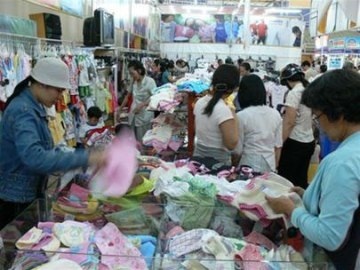 1/6: Quần áo, sách, sữa... ào ào khuyến mãi