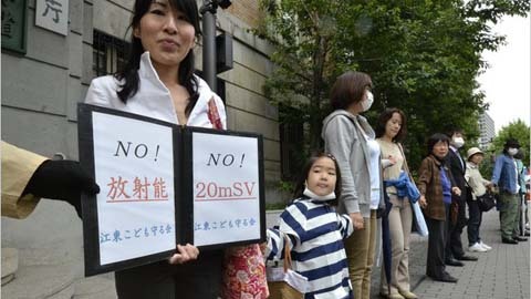 Phụ huynh Nhật phản đối quy định độ nhiễm xạ ở trẻ