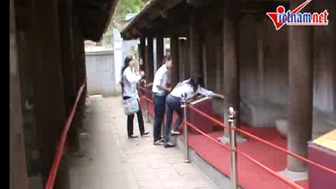 Clip: Chen chân sờ đầu rùa trước giờ G