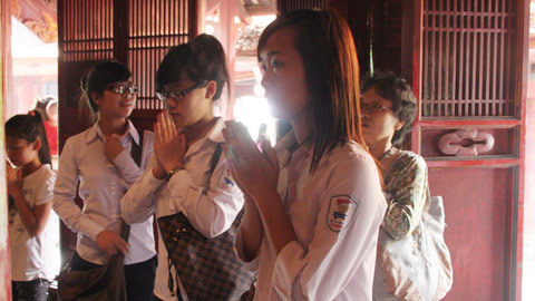 Sĩ tử sì sụp cầu may trước giờ 