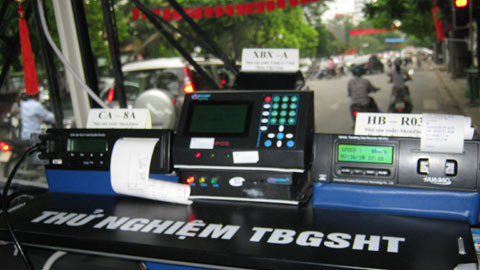 Đặt “hộp đen” xe khách: Chưa phạt, vẫn phải lắp