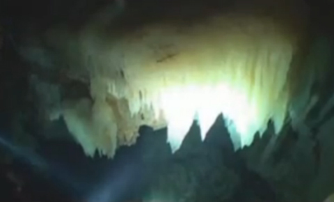 Kỳ bí động pha lê