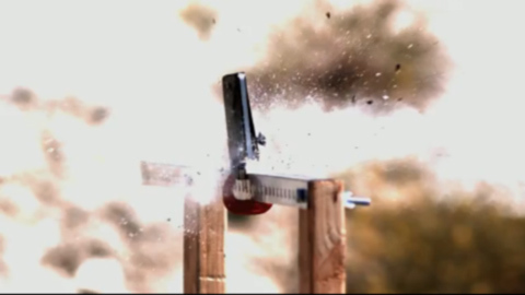 Hãi hùng với những màn hành hạ iPhone dã man