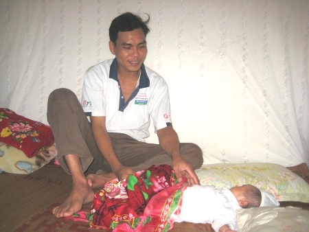 Bé mới sinh bị bỏ rơi, kiến bu khắp người