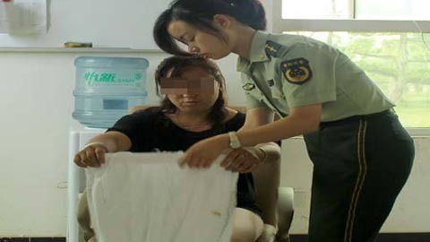 Nude trên bãi cỏ chờ gặp Lưu Đức Hoa