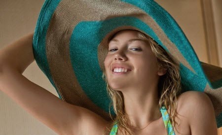 Nghẹt thở ngắm siêu mẫu 9X nóng bỏng trên biển