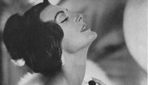 Người mẫu già nhất thế giới phô dáng