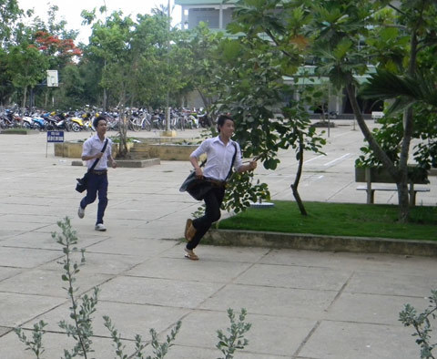 Đi thi hộ vì muốn gần...bạn gái