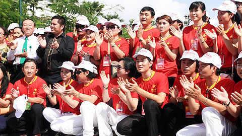 100 nghệ sĩ cùng dâng hoa tại tượng đài Bác