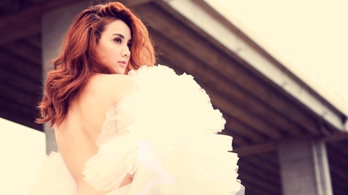 “Người đẹp lộ ngực” lại khoe lưng trần