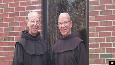 Cặp sinh đôi 92 tuổi cùng chết một ngày