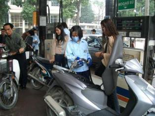 Tăng giá xăng dầu: Nỗi ám ảnh của người tiêu dùng