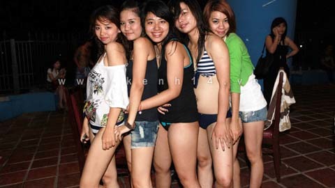 Nữ sinh Hà thành khoe dáng nóng bỏng ở bể bơi