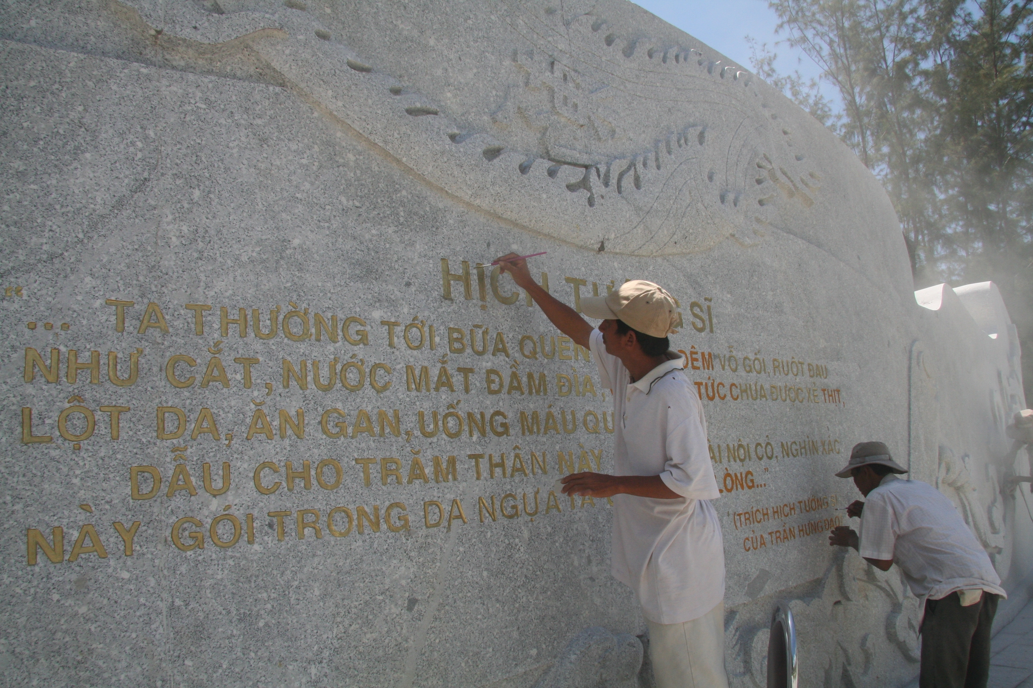 Khắc “Hịch Tướng sĩ” bên bờ biển Nha Trang