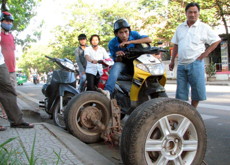 Taxi đang chạy, văng 2 bánh giữa phố