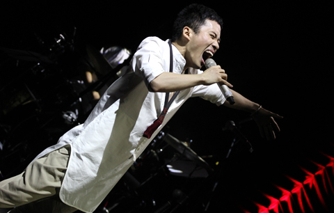 Tùng Dương mở màn Bài hát Việt 2011