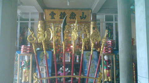 Đột nhập “thánh địa” của thầy bói gay