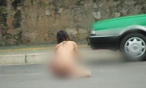 Khỏa thân giữa đường kêu bị hãm hiếp