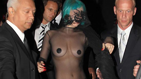 Sốc vì Lady Gaga cởi hết