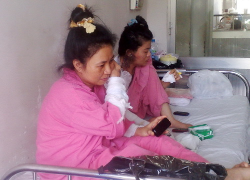 Nạn nhân vụ tạt a xít hỏi thăm... hung thủ