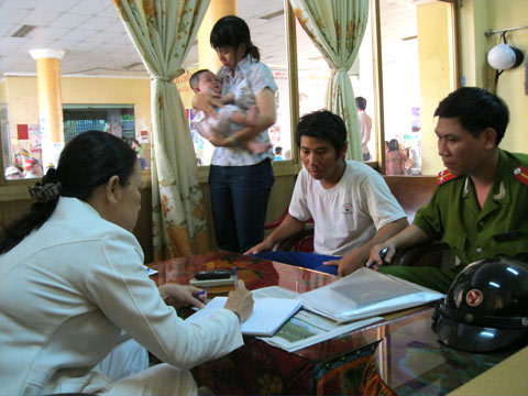 Cha rao bán con 6 tháng tuổi giữa chợ