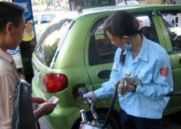 Cân nhắc giảm giá xăng dầu hoặc tăng thuế