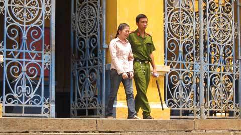 Nhân viên quỹ tín dụng Trung ương vào tù vì chứng khoán