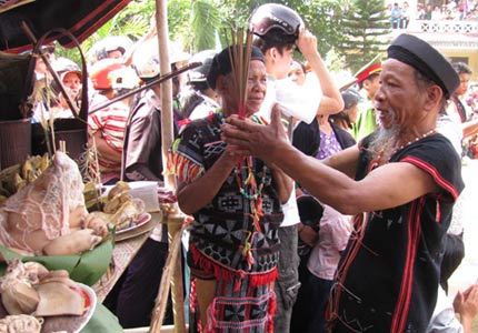 Rộn ràng và rùng rợn lễ đâm trâu