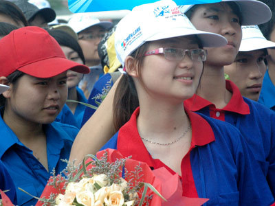 Nữ sinh tình nguyện đẹp rạng ngời