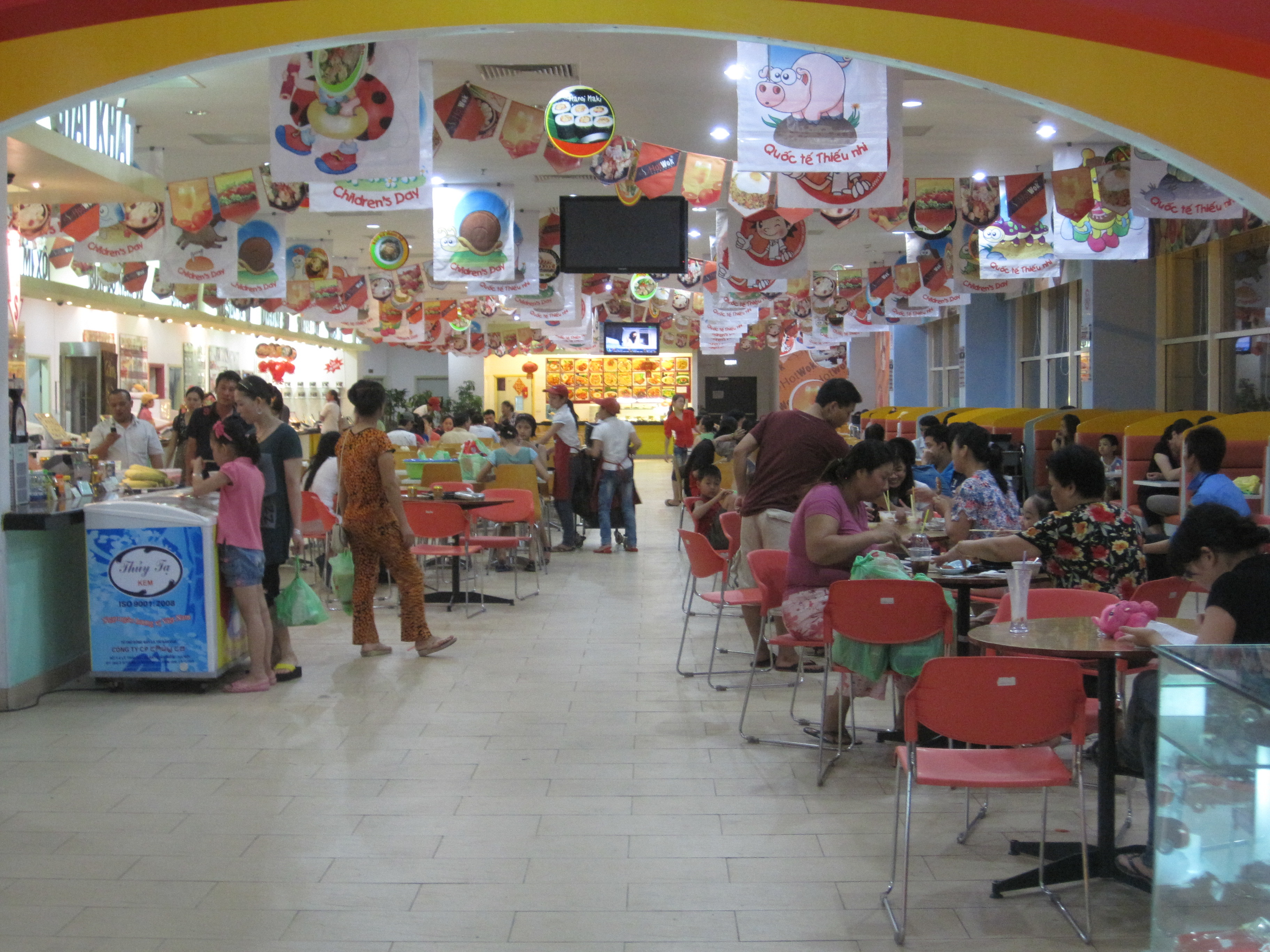 Đổ xô vào siêu thị trốn nắng