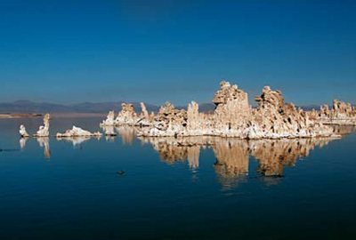 Tháp nhũ đá kì lạ giữa hồ