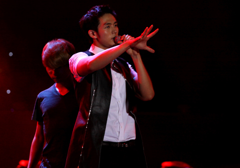 Clip: Cận cảnh màn trình diễn rất nóng của 2AM tại VN