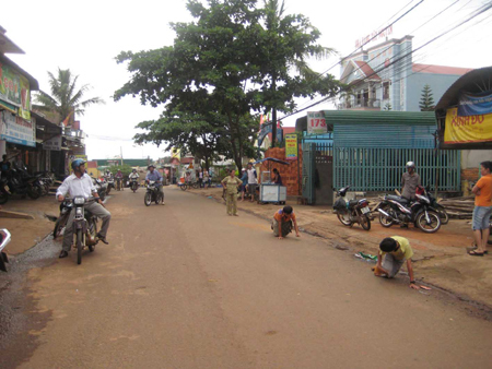 Chơi game, bị bố bắt bò 1km trên đường
