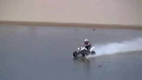 Pha biểu diễn lái moto vun vút trên mặt nước