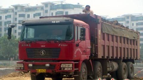 Trượt tốt nghiệp, khỏa thân làm loạn công trường