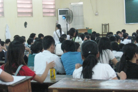 Sĩ tử khốn đốn với dịch vụ mùa thi