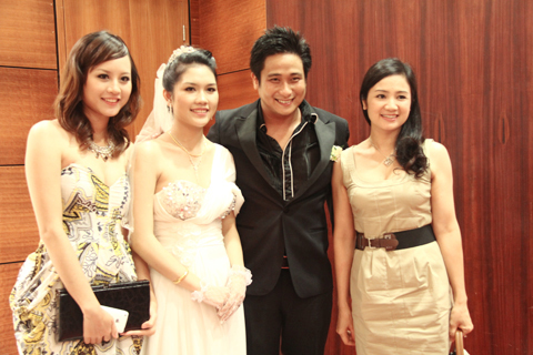 Ngắm các chân dài trong đám cưới Minh Tiệp