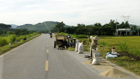 Nông dân 'đại náo' quốc lộ