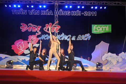 Hồ Ngọc Hà “cháy” trong đêm “Đồng Hới, hoa hồng và biển”