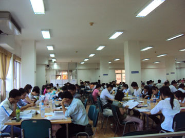 Kiêng kỵ mùa thi, nam sinh “cấm cửa” bạn gái