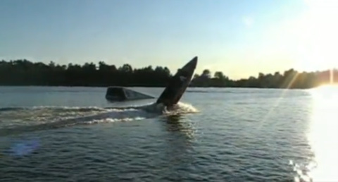 Clip ca nô bốc đầu dựng đứng