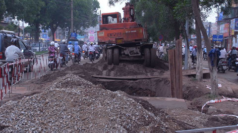 Hà Nội: Hố tử thần có thể 'nuốt' cả máy xúc